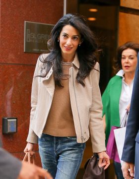 ファッションアイコンとして注目されるアマル・クルーニー