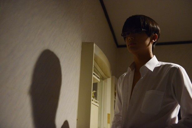 胸元がセクシーな白シャツ姿だけでなく…