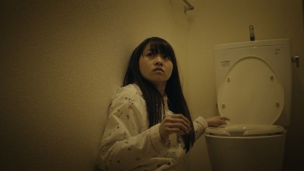 トイレで見えないなにかに怯え、背後を警戒する由佳里