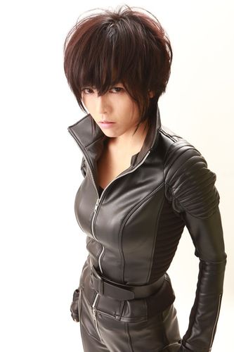 釈由美子、レザースーツ姿で衰え知らずの美ボディ披露