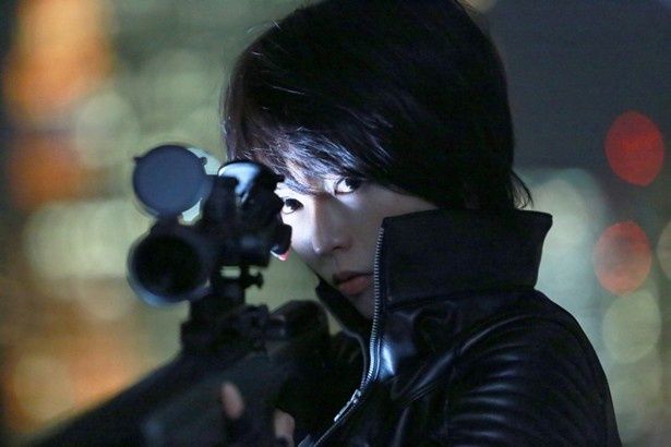 ボディラインを強調したレザースーツ姿で銃を構えるキリ
