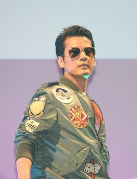 唐沢寿明は『トップガン』でおなじみのMA-1を着用して登場！