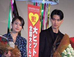 『イニシエーション・ラブ』の大ヒット御礼舞台挨拶に出席した前田敦子と松田翔太
