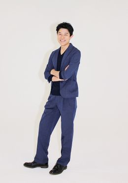 撮影現場でのチームワークの良さを語った鈴木亮平