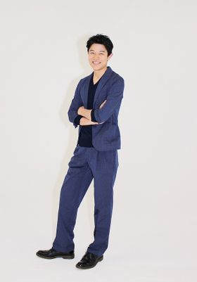 撮影現場でのチームワークの良さを語った鈴木亮平