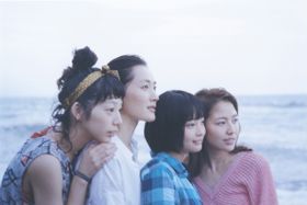 4姉妹が見せる瑞々しい自然体の演技は是枝映画ならではの魅力だ