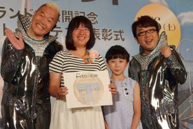 『トゥモローランド』のイベントに登壇したキャイ～ンと本田望結