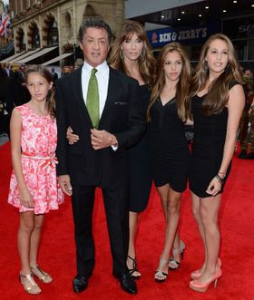 スタローンと妻のジェニファー・フラビン、そして美人で話題の三姉妹。右から2人目がシスティーン