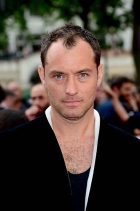 13歳年下の心理学医と交際していることが明らかになったジュード・ロウ