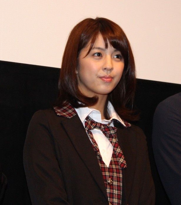 女子高生限定試写会に制服姿で登場した柳ゆり菜