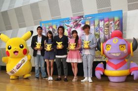7月18日(土)公開の“ポケモン映画”公開アフレコイベントにゲスト声優の(写真左から)篠原信一、山本美月、藤原竜也、中川翔子、山寺宏一が登壇