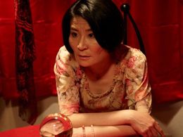 個性派女優・片桐はいりが4つの奇妙な物語に出演