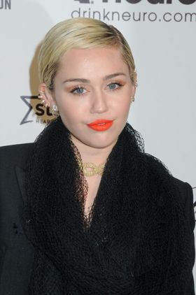 セクシーなのかどうかもはやわからない全裸ヌードでファンをあ然とさせているマイリー・サイラス