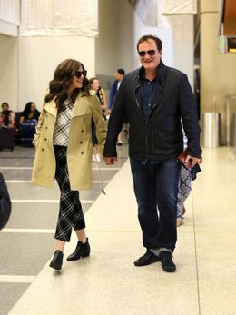 年下の恋人と手をつないでロサンゼルスの空港に現れたクエンティン・タランティーノ監督