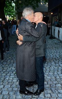 パトリック・スチュワートとイアン・マッケランがキス！