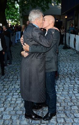 パトリック・スチュワートとイアン・マッケランがキス！