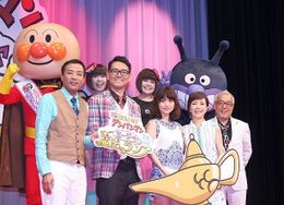 ドリーミング(上段)、塙宣之、土屋伸之、大島優子、戸田恵子、中尾隆聖が登壇(左から)