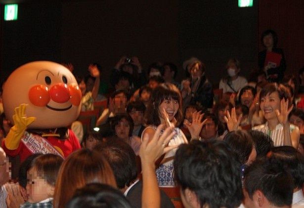 アンパンマン、大島優子、戸田恵子が会場に登場し、大盛り上がり