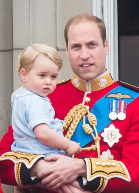 バッキンガム宮殿のバルコニー・デビューを果たしたジョージ王子