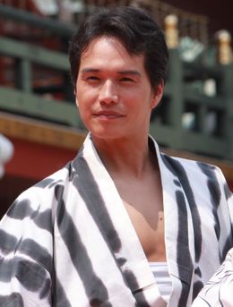 『極道大戦争』のヒットを祈願した市原隼人