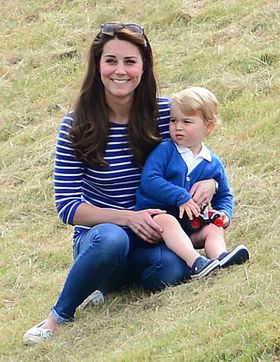 お揃いのブルー系コーディネートで登場したキャサリン妃とジョージ王子