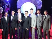 新宿に登場した宇宙船惑星連邦軍戦艦・USSエンタープライズ号と、J.J.エイブラムス(中央)らゲスト陣