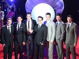 新宿に登場した宇宙船惑星連邦軍戦艦・USSエンタープライズ号と、J.J.エイブラムス(中央)らゲスト陣