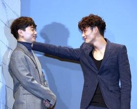 瀬々監督から「(染谷将太に対して)『愛してるよ』と言いながら、まずは壁ドンをしてみよう」と指示され、文句を言いながらも実行する岡田将生