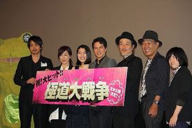 KAERUくん、青柳翔(劇団EXILE)、高島礼子、成海璃子、市原隼人、リリー・フランキー、でんでん、坂口茉琴が登壇(左から)