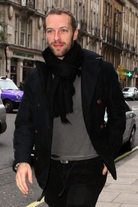 カイリー・ミノーグとデートしているところをパパラッチされたクリス・マーティン