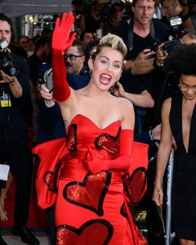 ワキ毛に修正をかけないで写真を発表したフォトグラファーに感謝しているマイリー・サイラス