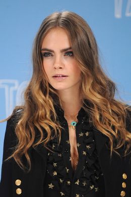 カーラ・デルヴィーニュの影響で英国では太眉が流行中