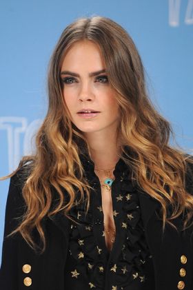 カーラ・デルヴィーニュの影響で英国では太眉が流行中