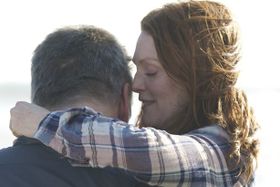 若年性アルツハイマー病と闘う女性とその家族の絆を描いた『アリスのままで』