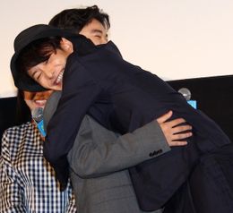 岡田将生が染谷将太を全力でハグ！