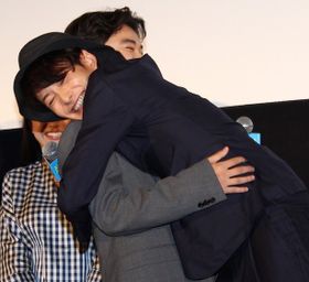 岡田将生が染谷将太を全力でハグ！