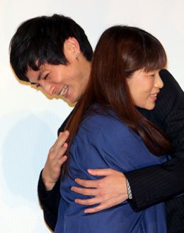 高良健吾が『きみはいい子』の呉美保監督をハグ