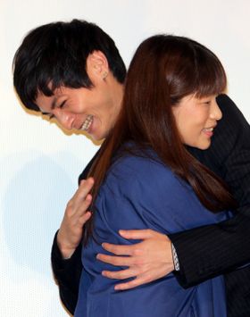 高良健吾が『きみはいい子』の呉美保監督をハグ