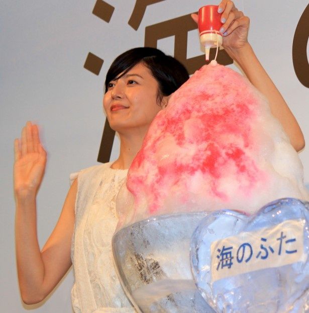 巨大かき氷にシロップをかけた