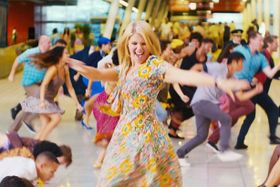 『007　慰めの報酬』(08)でボンドガールを演じたジェマ・アータートンの妹ハンナが長編映画デビューを果たしている