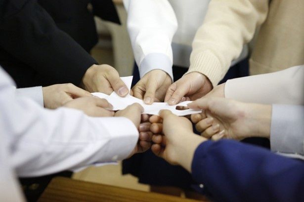 “みんながずっと友達でいられる”と言われるおまじない、幸せのサチコさんをするのだが…(『コープスパーティー』)