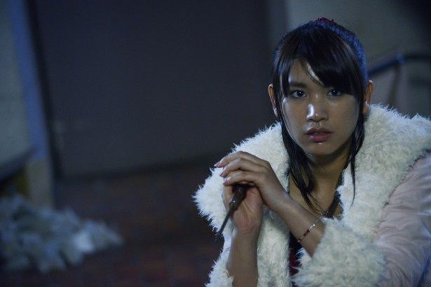 屋敷から逃げるために戦う美香(『青鬼 ver.2.0』)