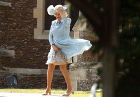 シャーロット王女の洗礼式でカミラ夫人のスカートがめくれ上がるハプニングが発生