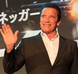 シュワルツェネッガー、日本のファンと一緒に「アイルビーバック！」