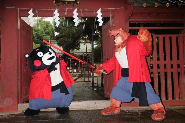 剣術を披露する熊徹と熊本特産の赤ナスで受け太刀するくまモン