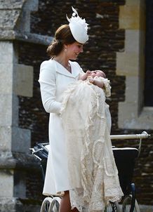 シャーロット王女を抱いたキャサリン妃