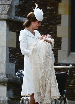 シャーロット王女を抱いたキャサリン妃