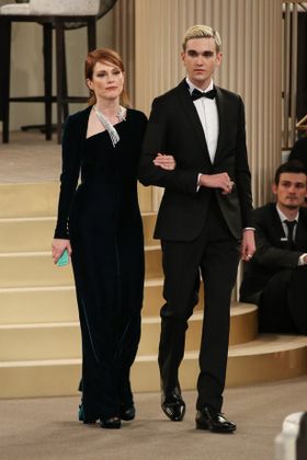 ジュリアン・ムーアと腕を組んでシャネルのショーに登場した、ダニエル・デイ＝ルイスの息子ガブリエル