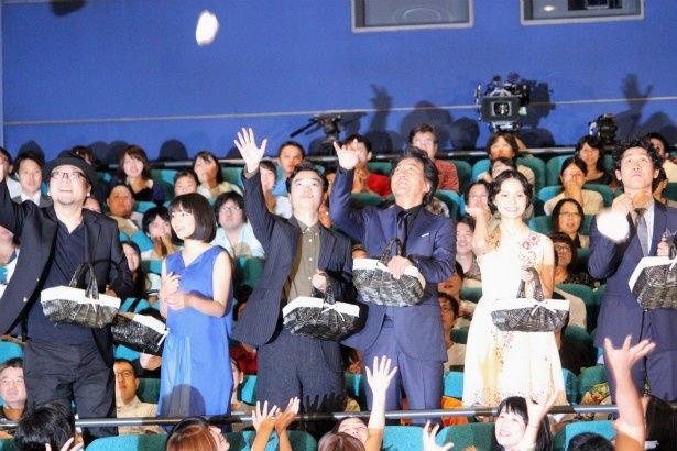 ゲストが劇中に登場するチコのぬいぐるみを会場の観客にプレゼントした