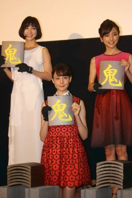 トリンドル玲奈、篠田麻里子、真野恵里菜が鬼瓦割りにトライ
